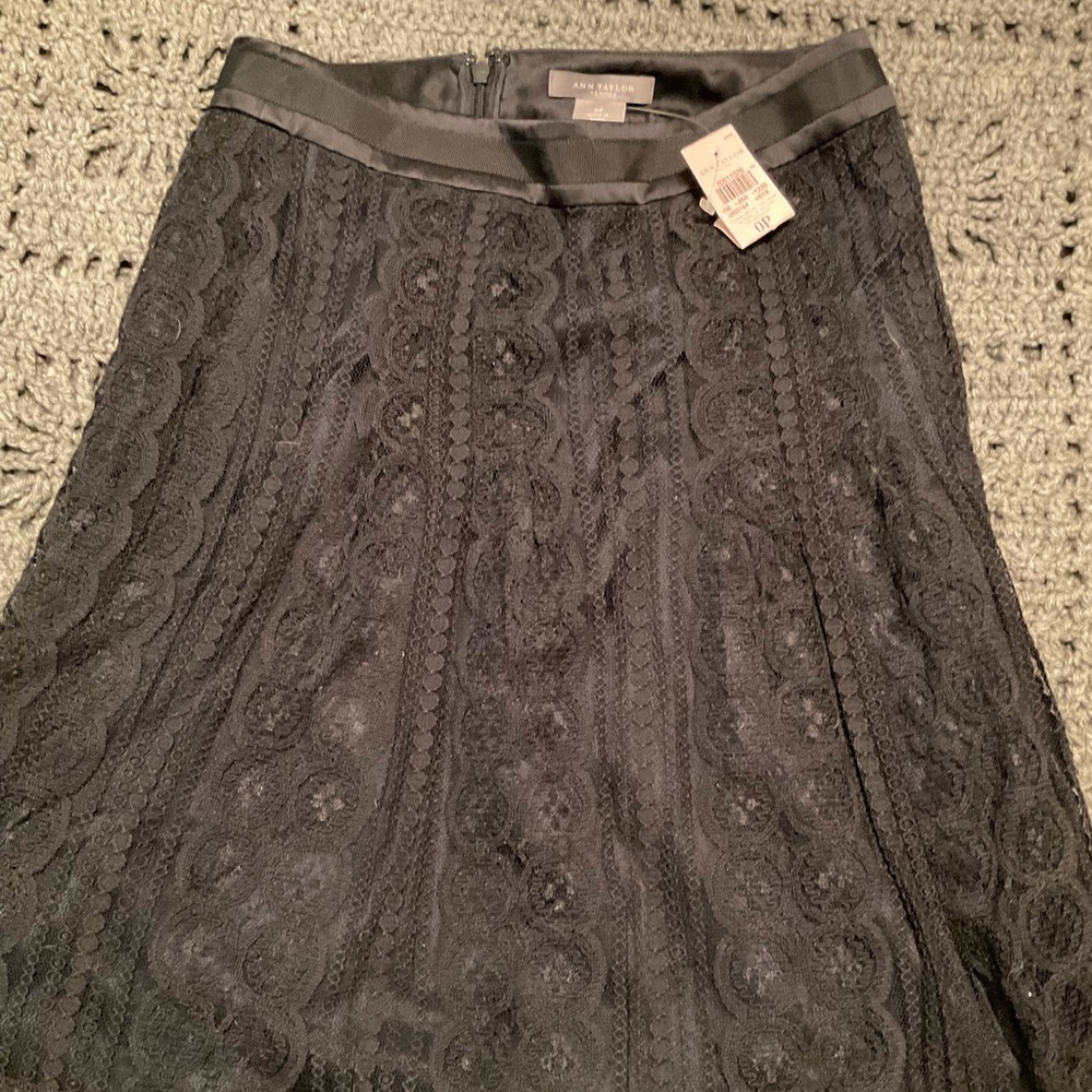 Ann Taylor NWT  Size 0. Short Black Lined Lace Skirt